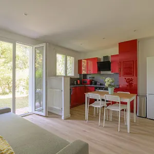 https://joli-appartement-a-caluire-avec-parking-et-jardin.hotels-rhonealpes.com